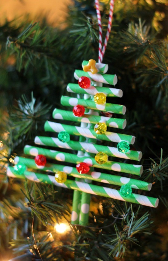 Christmas wreath ormaments from paper straw. Step by step instructions.  Step 2 Cut your paper straws into eight pieces each. DIY craft for  children. Hobbies at home Stock Photo - Alamy